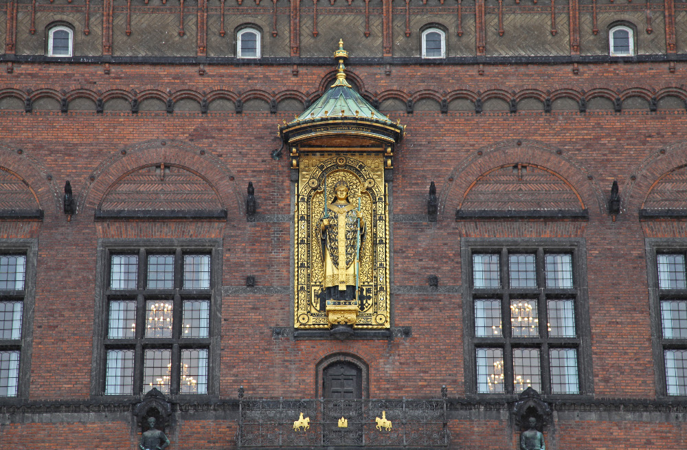 Basrelief af Absalon på facaden Københavns Rådhus