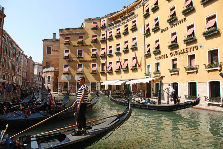 Christian working men and gondolas in Venezia