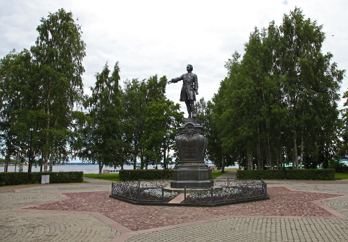 Schroeder/Monighetti monument to Peter the Great in Petrozavodsk in Monighetti's park
