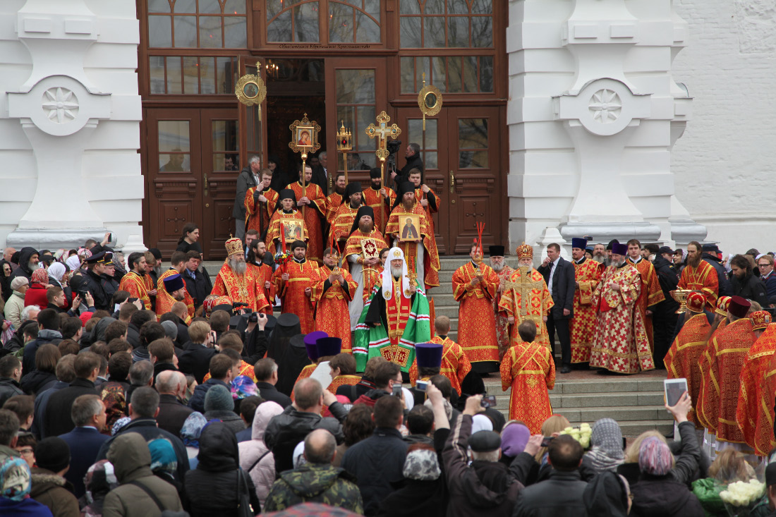 Assumption Cathedral and people and prelates and patriarch