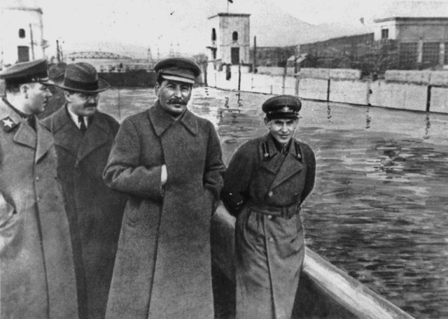 Stalin with Николай Иванович Ежов – Nikolai Ivanovich Yezhov, The Malignant Dwarf, also a homosexual.