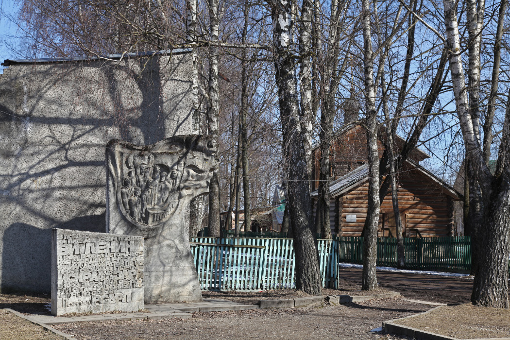 Mix and match in Pskov: Lenin's Iskra – the Spark and a wooden Church