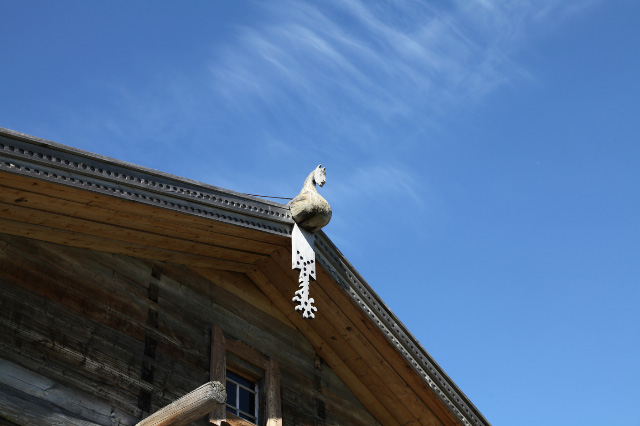 and roof beam horse ornament