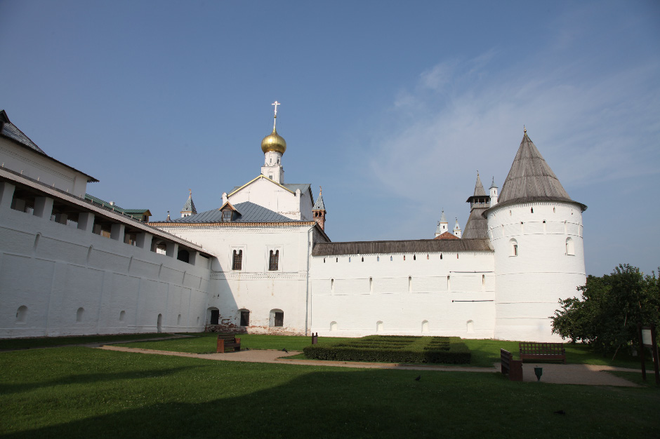 Metropolitan Gardens – Огороды (Митрополичий сад) and the Церковь Спаса на Сенях – Church of the Saviour on Seni (1675)