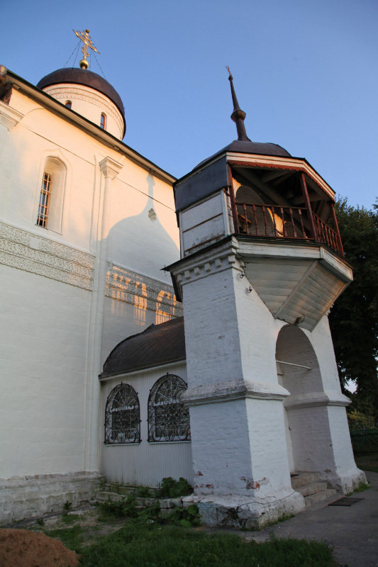 XV century Собор Успения Пресвятой Богородицы на Городке в Звенигороде – Cathedral (in the town) of the Assumption of the Blessed Virgin Mary in Zvenigorod with XIX century belfry – колокольня