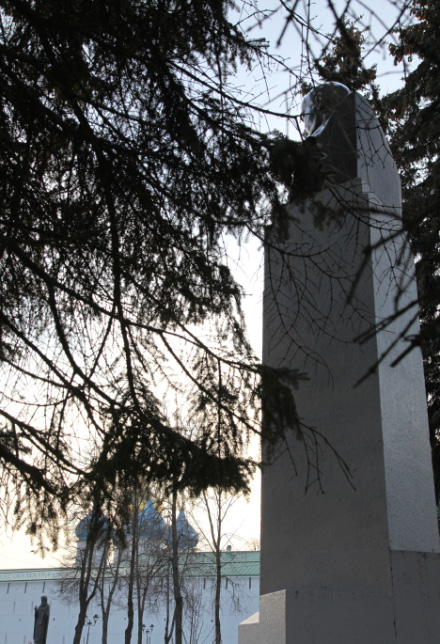 Lenin looking at Lavra